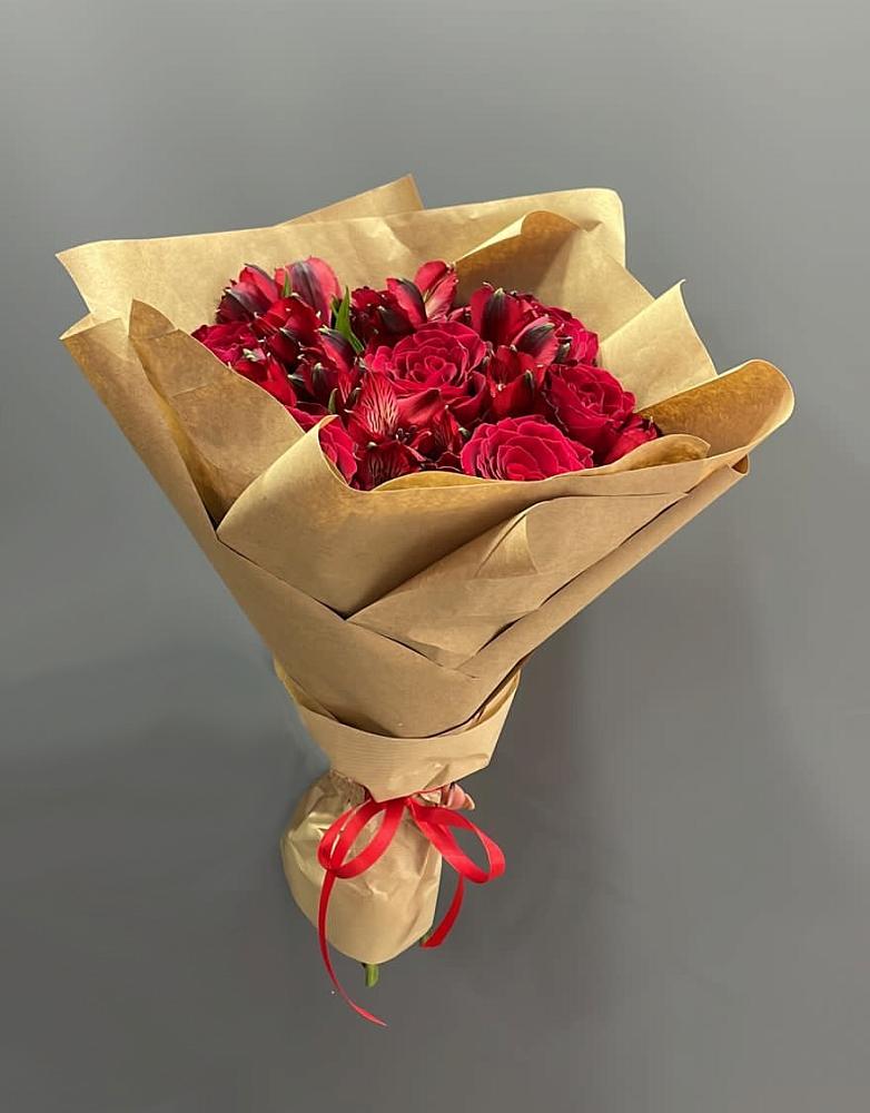 Букет цветов из: Альстромерии и Розы в Стальском