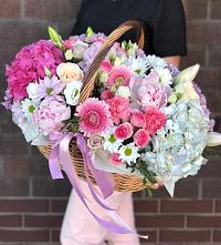 Композиция солнечный день в Стальском Цветочная композиция из Розы, Хризантемы, Пионы и Лизиантусы в корзине в Стальском