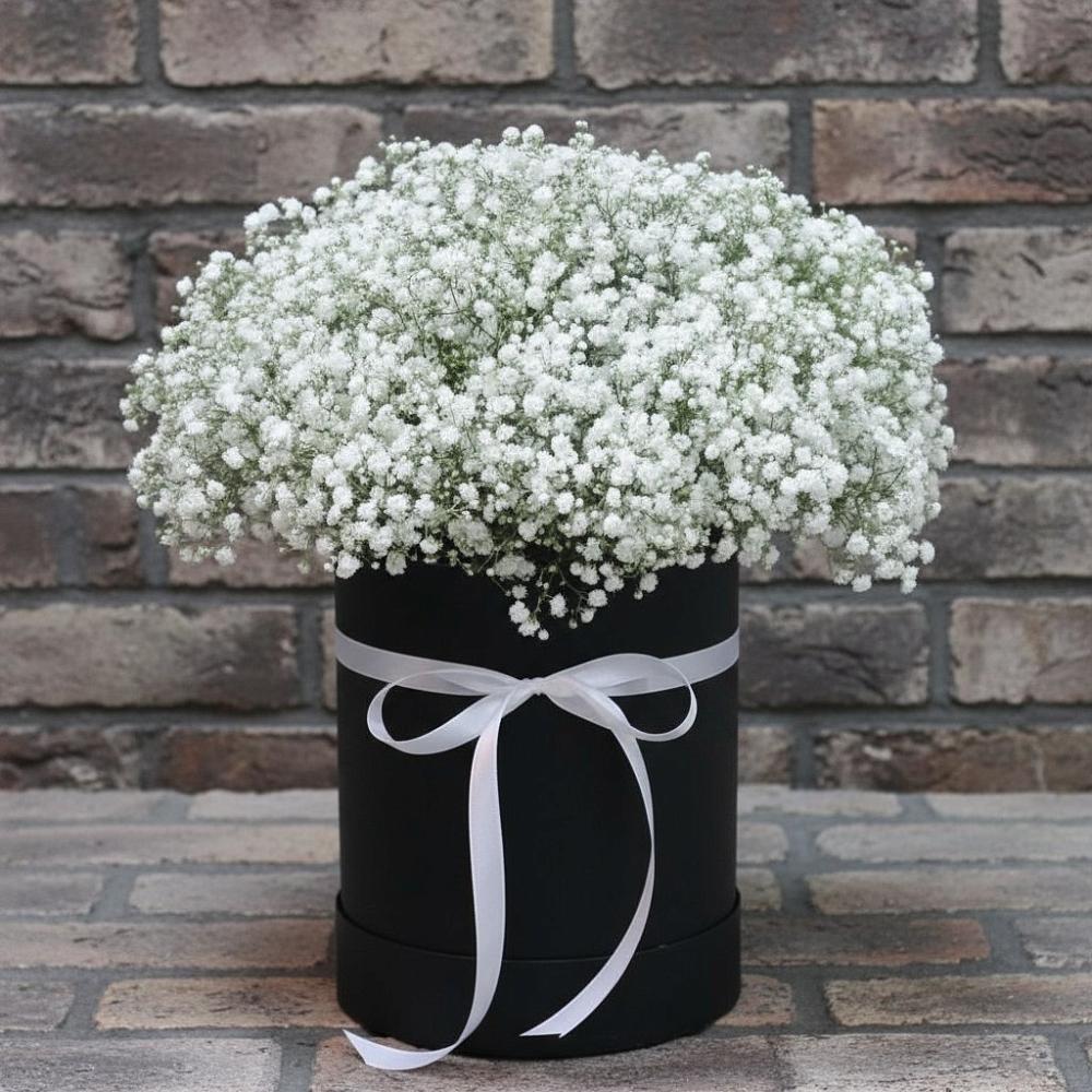 Цветочная композиция из Гипсофила в шляпной коробке в Стальском