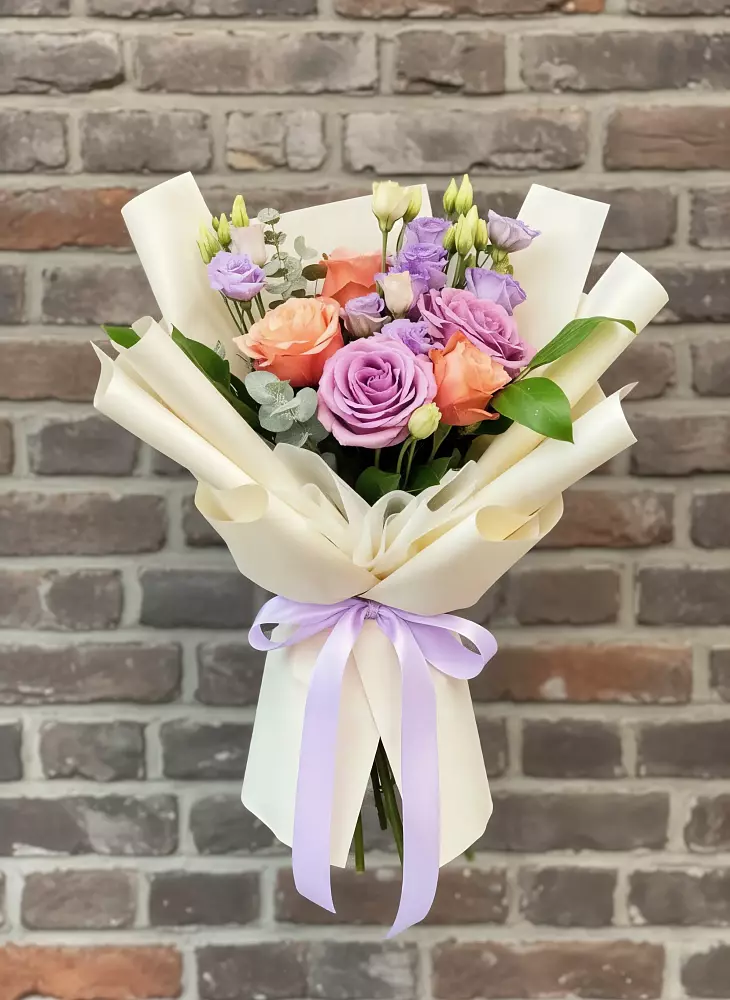 Букет цветов из: Лизиантусы и Розы в Стальском