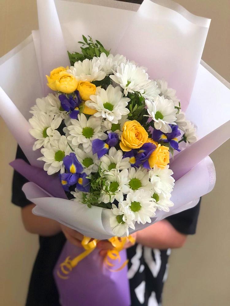 Букет цветов из: Ирисы, Хризантемы и Розы в Стальском