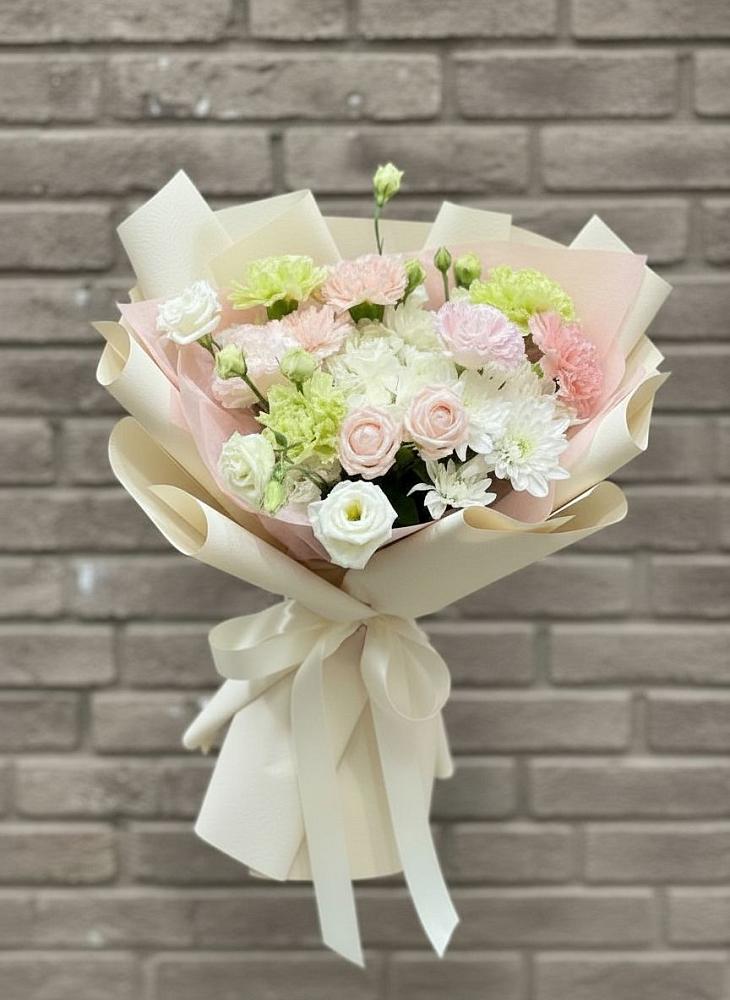 Букет цветов из: Гвоздики, Розы, Лизиантусы и Хризантемы в Стальском