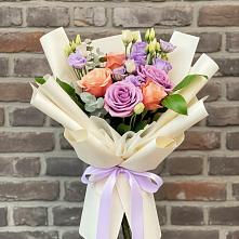 Букет цветов из:  Лизиантусы и Розы в Стальском