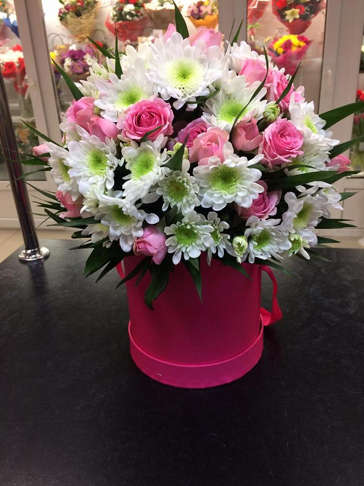 Цветочная композиция из Розы и Хризантемы в шляпной коробке в Стальском