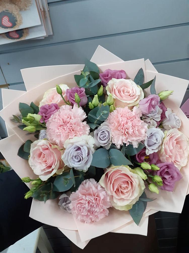 Букет цветов из: Розы, Гвоздики и Лизиантусы в Стальском