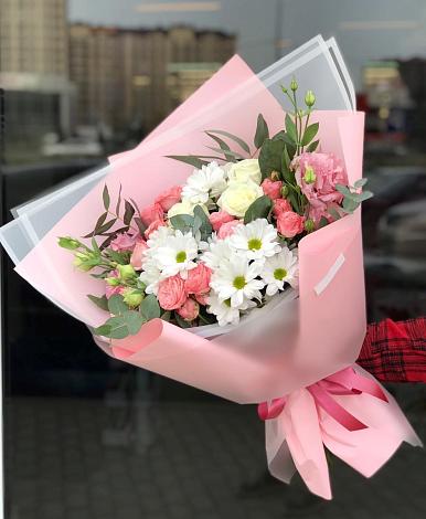 Букет цветов из: Розы, Лизиантусы и Хризантемы в Стальском