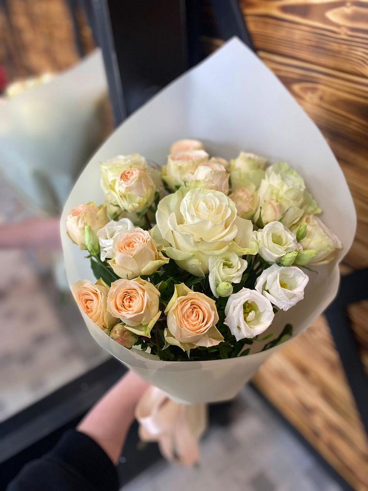 Букет цветов из: Розы и Лизиантусы в Стальском